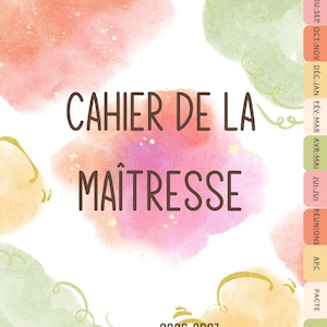 Peut inclure: Un cahier de la maîtresse avec un fond blanc orné de nuages aquarelle roses, orange, verts et jaunes. Le texte indique CAHIER DE LA MAÎTRESSE 2026-2027 TOUT TOURNE TOUJOURS EN MA FAVEUR. Il comporte des onglets latéraux INFOS, AOU-SEP, OCT-NOV, DÉC-JAN, FÉV-MAR, AVR-MAI, JUI-JUL, RÉUNIONS, APC, PACTE, LISTE, TO DO.
