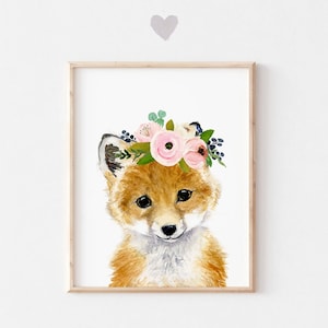 K&ouml;nnte beinhalten: Ein Aquarellbild eines Fuchses, der eine rosafarbene Blumenkrone tr&auml;gt. Der Fuchs schaut den Betrachter mit einem s&uuml;&szlig;en Ausdruck an. Der Hintergrund ist wei&szlig;.