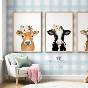Puede incluir: Tres acuarelas de vacas con coronas de flores. Las vacas son marrones y blancas, y las flores son rosas y verdes. Las pinturas est&aacute;n enmarcadas en madera y tienen un fondo blanco.