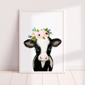 Puede incluir: Una vaca negra y blanca con una corona floral rosa y verde. La vaca mira al espectador con una expresi&oacute;n dulce.