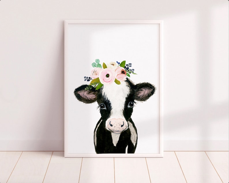 Puede incluir: Una vaca negra y blanca con una corona floral rosa y verde. La vaca mira al espectador con una expresi&oacute;n dulce.