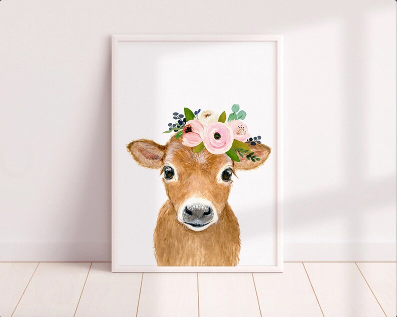 Puede incluir: Una pintura de acuarela de un ternero marr&oacute;n con una corona de flores rosas. El ternero est&aacute; mirando directamente al espectador con sus grandes ojos marrones. El fondo es blanco.