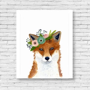 Könnte beinhalten: Ein Aquarellbild eines Fuchses, der eine Blumenkrone trägt. Der Fuchs hat ein rot-orangenes Fell, eine weiße Brust und eine schwarze Nase. Die Krone besteht aus rosa, blauen und grünen Blumen.
