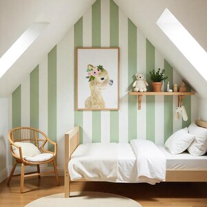 Pu&ograve; includere: Un letto bianco con un piumone e cuscini bianchi in una stanza con pareti a strisce verdi e bianche. Una sedia in vimini con un cuscino bianco si trova nell'angolo della stanza. Una stampa incorniciata di un lama con una corona di fiori &egrave; appesa al muro. Uno scaffale in legno con un orsacchiotto e una pianta in vaso si trova sul muro.