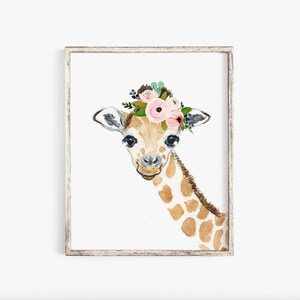 Pode incluir: Uma pintura em aquarela de uma girafa com uma coroa de flores rosa e branca. A girafa est&aacute; olhando diretamente para o espectador com uma express&atilde;o doce. O fundo &eacute; branco.
