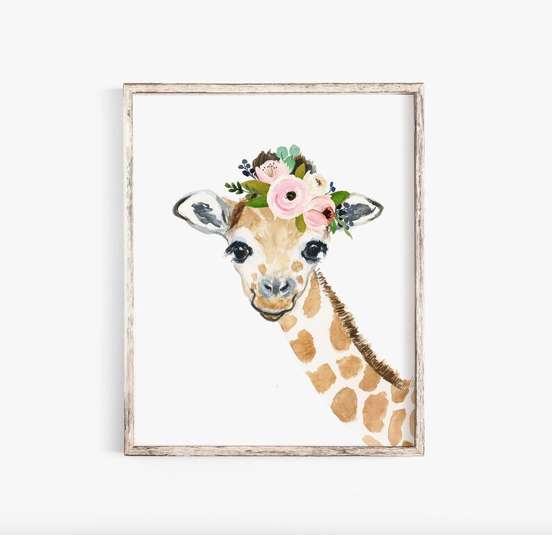 Pode incluir: Uma pintura em aquarela de uma girafa com uma coroa de flores rosa e branca. A girafa est&aacute; olhando diretamente para o espectador com uma express&atilde;o doce. O fundo &eacute; branco.