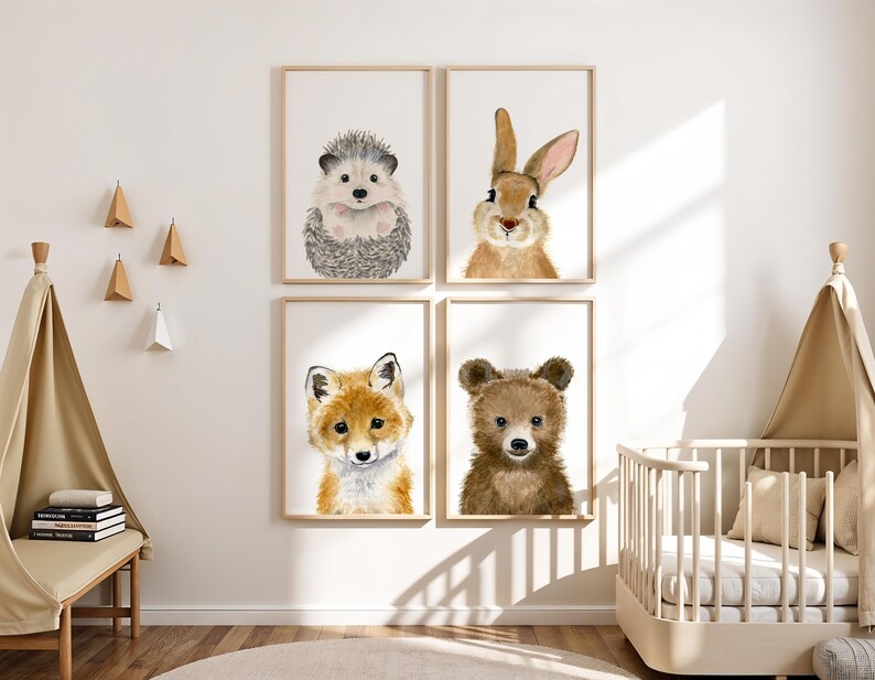 Op de afbeelding: Set van vier aquarel dierendrukken met een egel, een konijn, een vos en een beer. Elke print is ingelijst in een eenvoudige houten lijst en heeft een witte achtergrond.