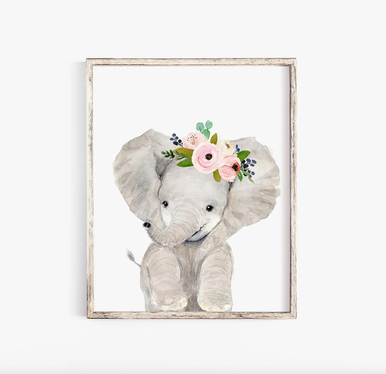 Pode incluir: Uma pintura em aquarela de um elefante cinza usando uma coroa floral rosa e verde. O elefante est&aacute; sentado com a tromba enroscada e os olhos fechados.