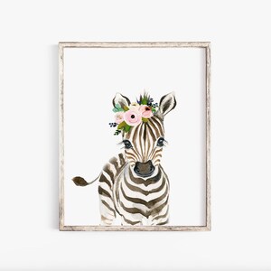 Pode incluir: Uma pintura em aquarela de uma zebra com uma coroa de flores. A zebra &eacute; marrom e branca com listras pretas. As flores da coroa s&atilde;o rosa, brancas e verdes.
