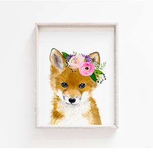 Könnte beinhalten: Ein Aquarellbild eines Fuchses, der eine Blumenkrone trägt. Der Fuchs hat ein hellbraunes Fell und eine weiße Schnauze. Die Blumenkrone besteht aus rosa, weißen und violetten Blumen.