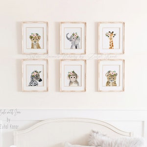 Pode incluir: Seis impress&otilde;es emolduradas de aquarela de animais beb&ecirc;s com coroas de flores. Os animais s&atilde;o um le&atilde;o, um elefante, uma girafa, uma zebra, um macaco e um guepardo. As molduras s&atilde;o brancas com um acabamento desgastado.