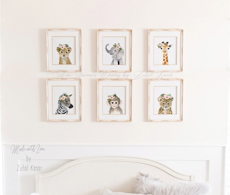 Pode incluir: Seis impress&otilde;es emolduradas de aquarela de animais beb&ecirc;s com coroas de flores. Os animais s&atilde;o um le&atilde;o, um elefante, uma girafa, uma zebra, um macaco e um guepardo. As molduras s&atilde;o brancas com um acabamento desgastado.