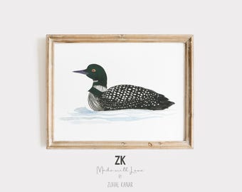 Pode incluir: Uma impressão em aquarela emoldurada de um pato-mergulhador flutuando na água. A ave tem cabeça e costas pretas com manchas brancas, barriga branca e bico longo e pontudo. A moldura é de cor marrom claro.