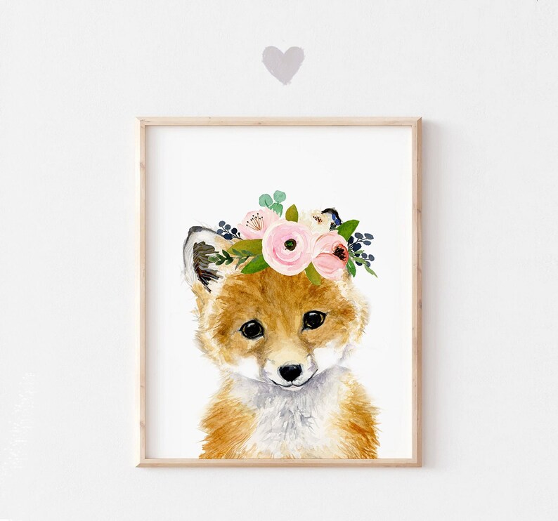 K&ouml;nnte beinhalten: Ein Aquarellbild eines Fuchses, der eine rosafarbene Blumenkrone tr&auml;gt. Der Fuchs schaut den Betrachter mit einem s&uuml;&szlig;en Ausdruck an. Der Hintergrund ist wei&szlig;.