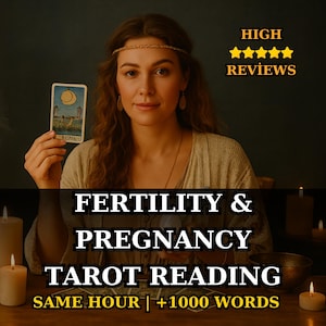 以下が含まれることがあります： 三日月と2本の柱が描かれたタロットカードを持つ女性。画像には「Fertility & Pregnancy Tarot Reading」と「High Reviews」というテキストが含まれています。背景は暗く、ろうそくが灯っています。