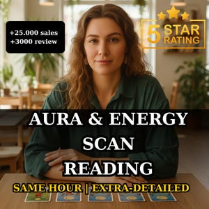 Könnte beinhalten: Eine Person in einem dunkelgrünen Hemd sitzt an einem Tisch mit fünf Tarotkarten. Textüberlagerungen zeigen +25.000 sales, +3000 review, 5 STAR RATING, AURA & ENERGY SCAN READING und SAME HOUR | EXTRA-DETAILED. Die Karten zeigen farbenfrohe Illustrationen.