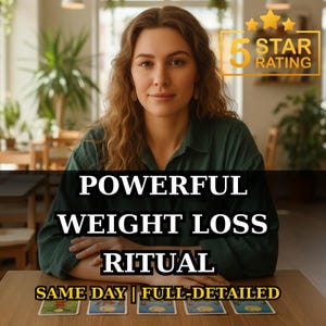 Può includere: Una donna con una camicia verde è seduta a un tavolo di legno con carte dei tarocchi. Il testo sull'immagine recita "POWERFUL WEIGHT LOSS RITUAL" e "5 STAR RATING". L'immagine include anche il testo "SAME DAY | FULL-DETAILED".