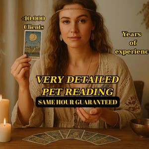 以下が含まれることがあります： 三日月模様のタロットカードを持つ女性。画像には「VERY DETAILED PET READING」と「SAME HOUR GUARANTEED」というテキストが含まれています。 燃えているろうそくとボウルが木製のテーブルにあります。