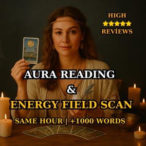 Può includere: Una donna tiene in mano una carta dei tarocchi, con il testo "Aura Reading & Energy Field Scan". L'immagine include il testo "High Reviews" e "Same Hour | +1000 Words". Candele e carte dei tarocchi sono sul tavolo.