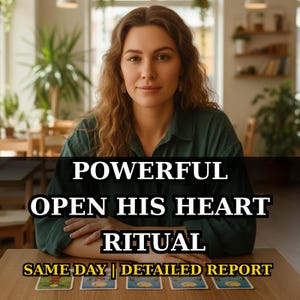 Op de afbeelding: Een vrouw in een groen overhemd zit aan een tafel met tarotkaarten. De tekst op de afbeelding luidt "POWERFUL OPEN HIS HEART RITUAL". Daaronder staat "SAME DAY | DETAILED REPORT".