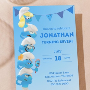 Könnte beinhalten: Blaue Geburtstagseinladung mit Schlümpfen und dem Text "Join us to celebrate JONATHAN TURNING SEVEN!". Die Einladung enthält Datum, Uhrzeit und Ort: 1234 Smurf Lane, San Antonio, TX.