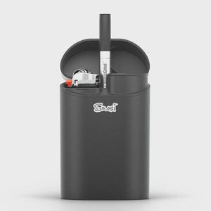 Peut inclure: Un étui noir Smosi avec un couvercle ouvert, contenant un briquet et un stylo MicroGrind. L'étui est de forme rectangulaire arrondie avec le logo Smosi en blanc. Le briquet est argenté avec un bouton d'allumage orange.
