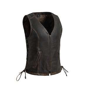 Pu&ograve; includere: Un gilet in pelle marrone invecchiata con scollo a V e cerniera a tutta lunghezza. Il gilet presenta dettagli di allacciatura laterali e due tasche con cerniera. La pelle ha un aspetto vintage usurato.