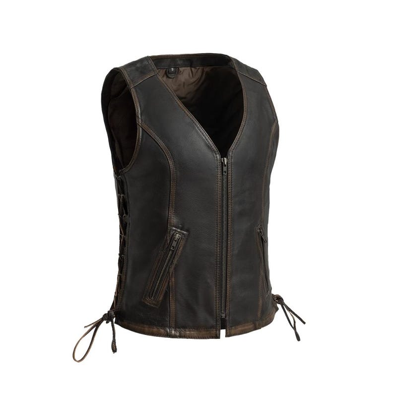 Pu&ograve; includere: Un gilet in pelle marrone invecchiata con scollo a V e cerniera a tutta lunghezza. Il gilet presenta dettagli di allacciatura laterali e due tasche con cerniera. La pelle ha un aspetto vintage usurato.