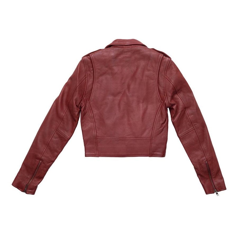 Puede incluir: Chaqueta de cuero burdeos con un estilo motero cl&aacute;sico. La chaqueta presenta un cuello con muescas, cierre de cremallera asim&eacute;trico y pu&ntilde;os con cremallera. La parte trasera de la chaqueta es visible, mostrando las costuras y el dise&ntilde;o.