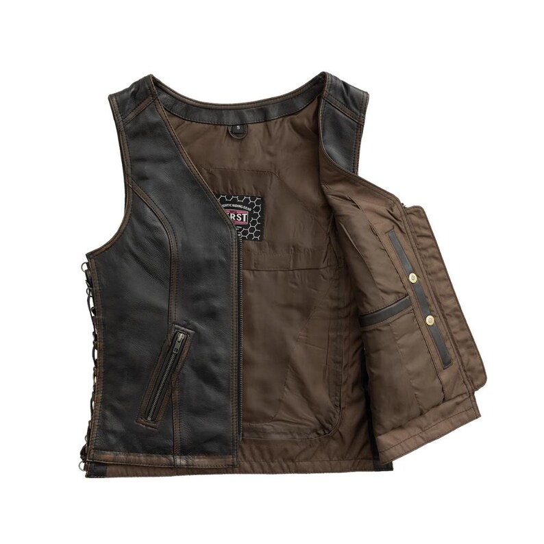 Pu&ograve; includere: Un gilet in pelle marrone e nera con finitura invecchiata. Il gilet ha una tasca con cerniera, lati con lacci e un interno marrone con una tasca. Il gilet ha il testo "RST" su una toppa all'interno.
