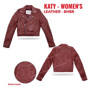 Puede incluir: Chaqueta de cuero burdeos estilo biker con cremallera asim&eacute;trica, m&uacute;ltiples bolsillos y cintur&oacute;n en la cintura. La chaqueta se muestra de frente, de espalda y con un primer plano de la espalda. El texto "KATY - WOMEN'S LEATHER - BHBR" es visible.