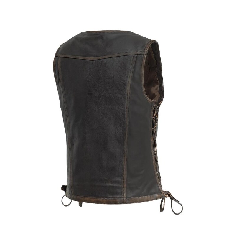Pu&ograve; includere: Un gilet in pelle marrone dal design classico. Il gilet ha uno scollo a V, un lato allacciato e un bordo marrone. Il retro del gilet &egrave; visibile, mostrando le cuciture e la forma generale. Il gilet &egrave; realizzato in pelle invecchiata.
