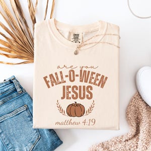 Lustiges christliches Halloween-Shirt: Komfortfarben fallen religiöses T-Shirt