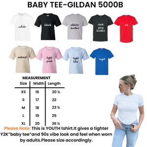 Może przedstawiać: Zdjęcie koszulek dla niemowląt Gildan 5000B w r&oacute;żnych kolorach, takich jak biały, czarny i czerwony. Obraz zawiera tabelę rozmiar&oacute;w z wymiarami w calach. Tekst brzmi: "Please Note: This is YOUTH tshirt. It gives a tighter Y2K baby tee look."