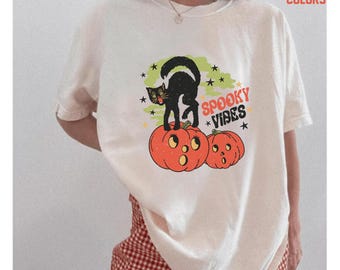 Camiseta de Halloween de inspiración vintage de los 80 Camiseta de mamá de gatos Camiseta gráfica retro de Halloween Temporada espeluznante Gato negro Calabaza Otoño Camiseta Comfort Colors®