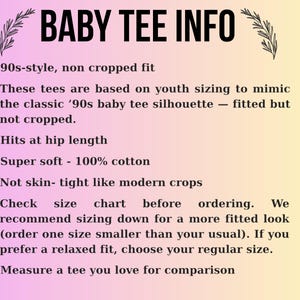 Może przedstawiać: Grafika z czarnym tekstem "BABY TEE INFO" na r&oacute;żowo-ż&oacute;łtym tle. Tekst opisuje cechy koszulki, w tym styl z lat 90., nie przycięty, długość do bioder i 100% bawełny.