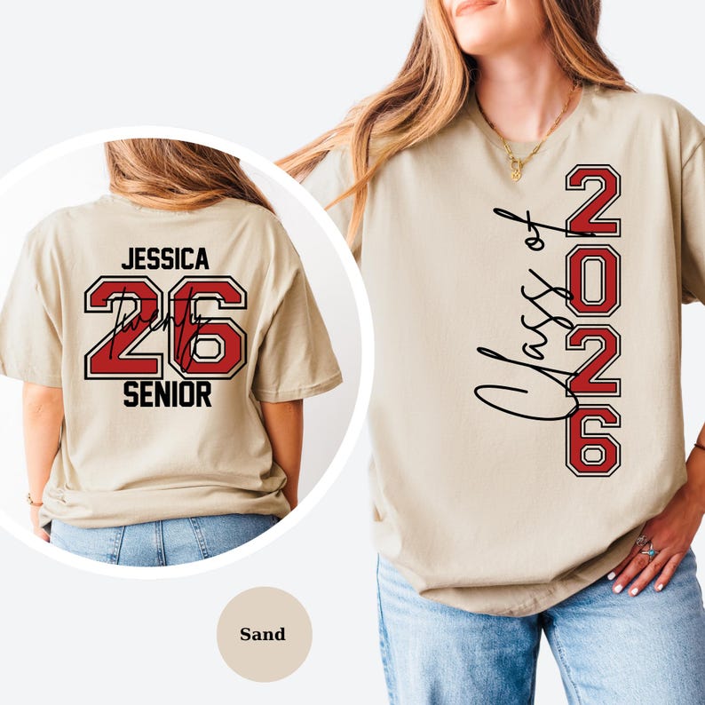 Puede incluir: Camiseta color arena con el texto "Class of 2026" y el n&uacute;mero "26" en rojo y negro. La parte trasera de la camiseta presenta el nombre "Jessica", el n&uacute;mero "26" y la palabra "Senior" en un dise&ntilde;o similar.