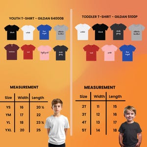 Puede incluir: Imagen de producto que muestra una variedad de camisetas para j&oacute;venes y ni&ntilde;os peque&ntilde;os en varios colores, incluyendo negro, blanco y azul. Se muestran tablas de medidas, con tallas que van desde YS hasta YXL para j&oacute;venes y de 2T a 5T para ni&ntilde;os peque&ntilde;os. Las camisetas juveniles tienen anchos de 40,6 a 50,8 cm y largos de 52,1 a 63,5 cm.