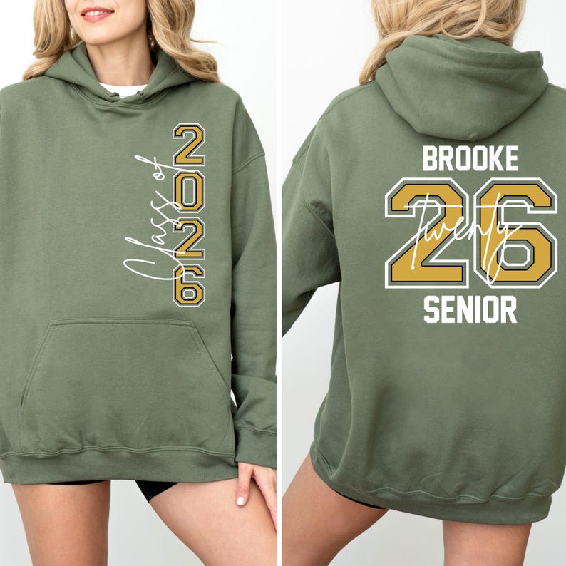 Pu&ograve; includere: Felpa con cappuccio verde oliva con le scritte "Class of 2026" e "Brooke 26 Senior" stampate in bianco e oro. La felpa ha una tasca frontale e un cappuccio. Un capo casual per la laurea.
