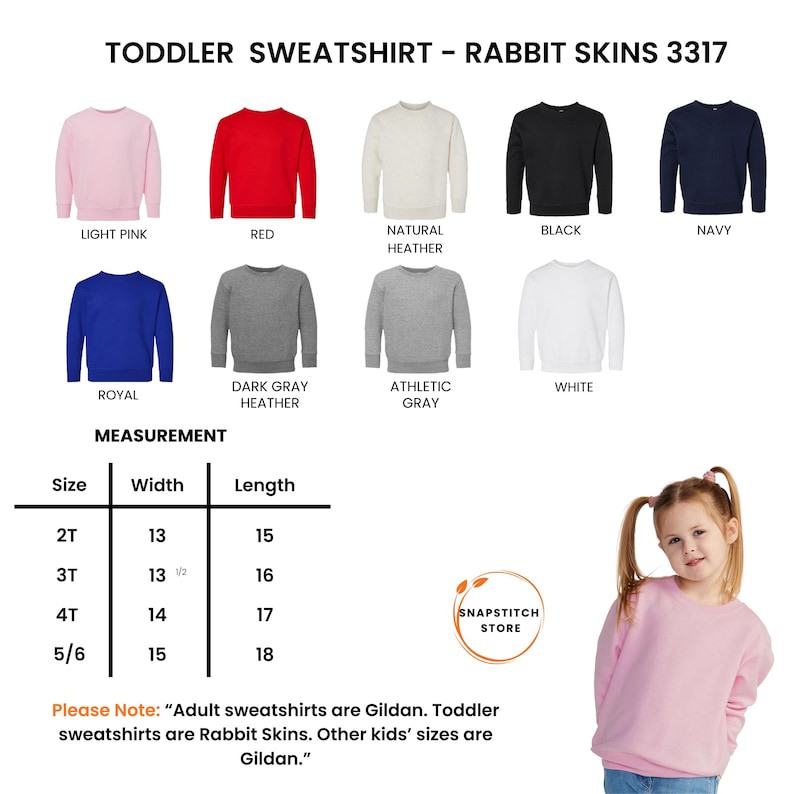 K&ouml;nnte beinhalten: Eine Auswahl an Sweatshirts f&uuml;r Kleinkinder in verschiedenen Farben, darunter Hellrosa, Rot und Marineblau. Das Bild zeigt eine Gr&ouml;&szlig;entabelle mit Ma&szlig;en in Zentimetern und den Text "TODDLER SWEATSHIRT - RABBIT SKINS 3317". Ein junges M&auml;dchen tr&auml;gt ein hellrosa Sweatshirt.