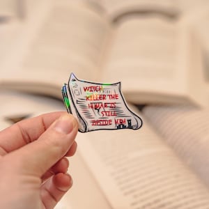 Könnte beinhalten: Ein Aufkleber mit einem Zeitungsdesign mit dem Text "Witch Miswired: Killer the Human is Still Inside Him" in Rot.