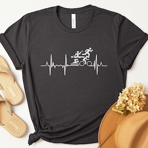 Triangle Herzschlag T-Shirt: Swim Bike Run Athlete Geschenk
