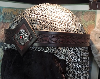 Corona de cuero de ojo de dragón (cuero burdeos y marrón oscuro y detalles en tono plateado)