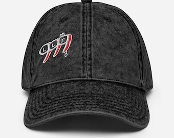 Könnte beinhalten: Eine schwarze Baseballkappe im Used-Look mit gebogenem Schirm. Auf der Kappe ist der gestickte Text "999" in Weiß mit roten Akzenten und einer kleinen Krone zu sehen. Sie hat ein klassisches Sechs-Panel-Design und einen verstellbaren Riemen.