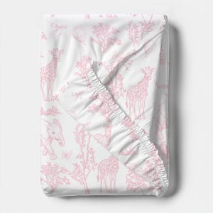 Safari Toile Spjälsängslakan Blågrönt Rosa Babydjurssängkläder Fransk Lantlig Barnkammardekor Djungel Elefant Giraff Duschgåva Neutral bild 3