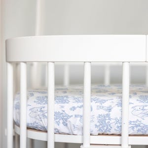 Safari Toile Spjälsängslakan Blågrönt Rosa Babydjurssängkläder Fransk Lantlig Barnkammardekor Djungel Elefant Giraff Duschgåva Neutral bild 5