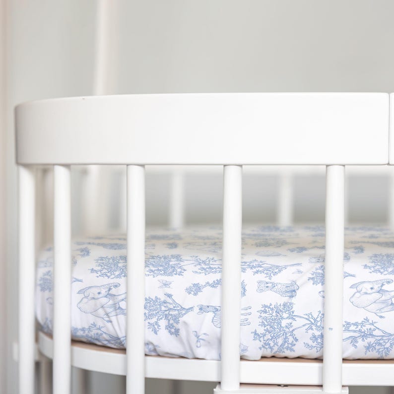Safari Toile Spjälsängslakan Blågrönt Rosa Babydjurssängkläder Fransk Lantlig Barnkammardekor Djungel Elefant Giraff Duschgåva Neutral bild 5