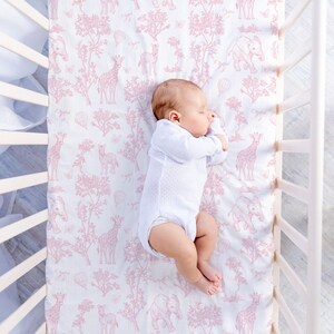 Safari Toile Spjälsängslakan Blågrönt Rosa Babydjurssängkläder Fransk Lantlig Barnkammardekor Djungel Elefant Giraff Duschgåva Neutral bild 8