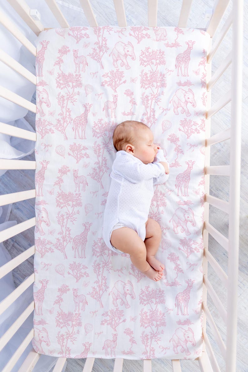 Safari Toile Spjälsängslakan Blågrönt Rosa Babydjurssängkläder Fransk Lantlig Barnkammardekor Djungel Elefant Giraff Duschgåva Neutral bild 8