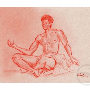 Puede incluir: Boceto a lápiz rojo de una figura sentada sosteniendo un pequeño objeto cuadrado. La figura está sin camisa, con cabello rizado y piernas cruzadas. La obra de arte está firmada en la esquina inferior derecha.
